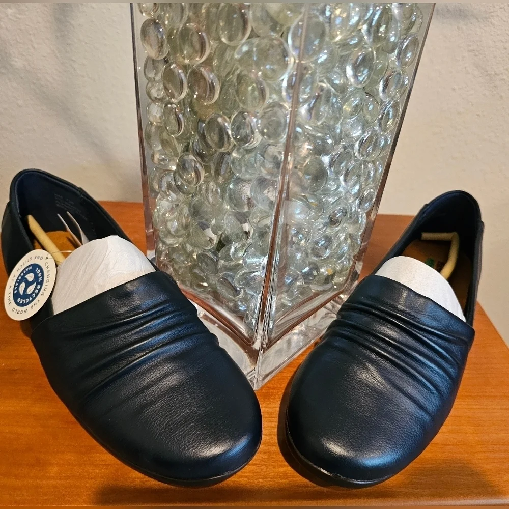 Baretraps Navy Piper Slip-On Flats Size 7.5W